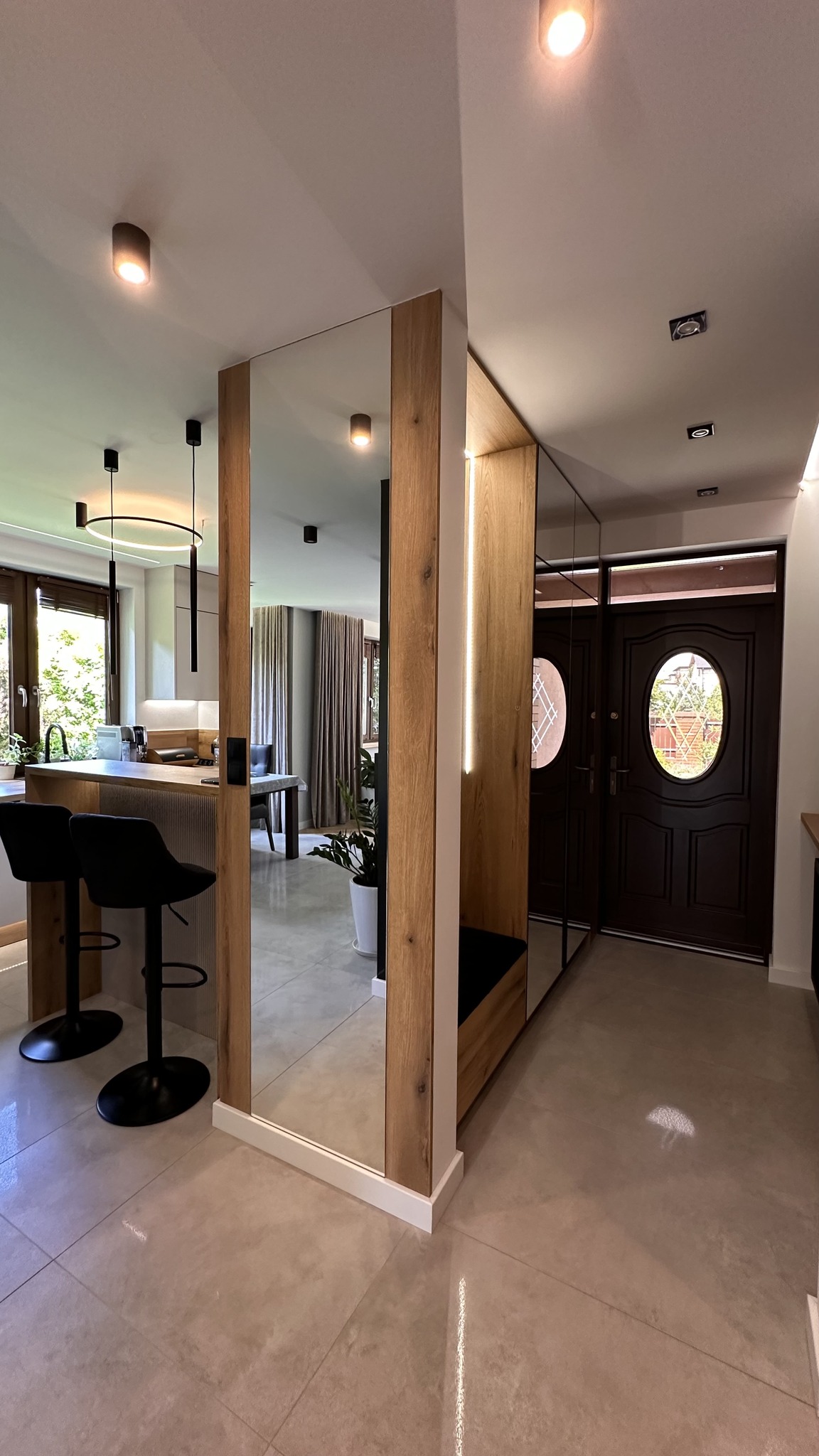 Garderoba z przemyślanym układem i nowoczesnym wykończeniem.