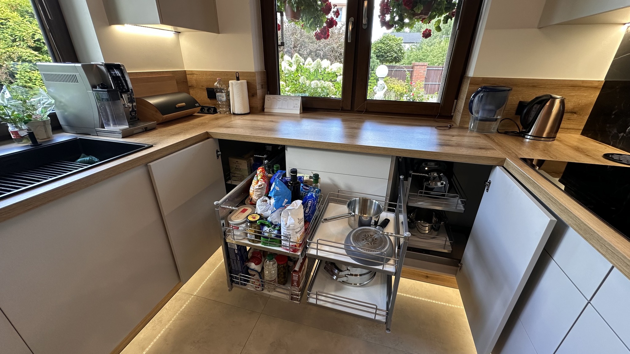 Nowoczesna kuchnia na wymiar z funkcjonalnymi szafkami –