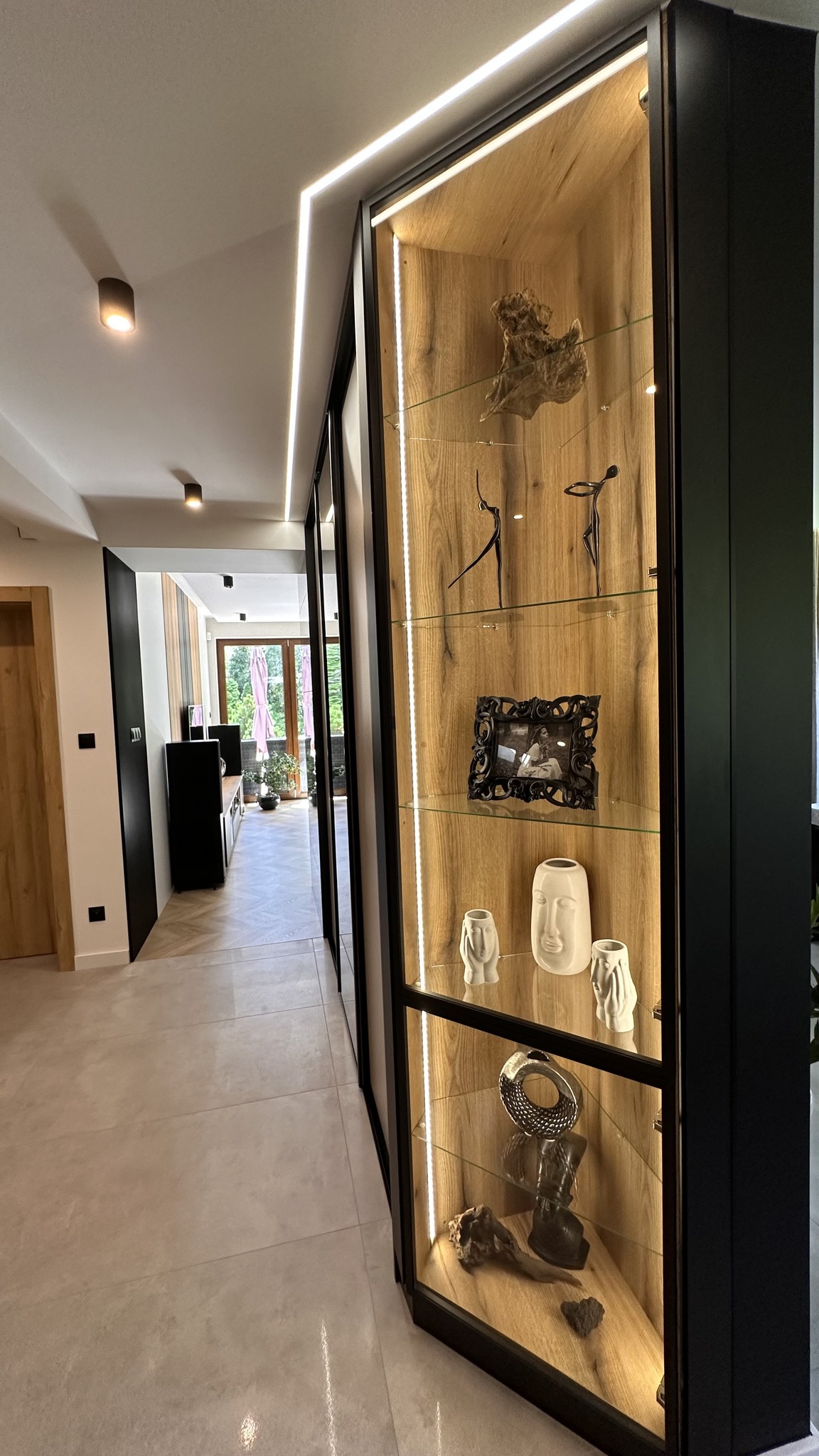 Garderoba z przemyślanym układem i nowoczesnym wykończeniem.