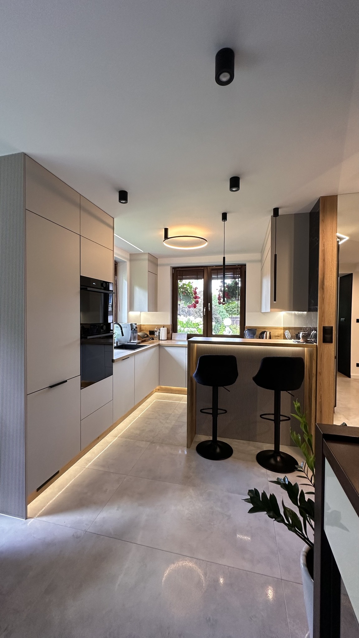 Nowoczesna kuchnia na wymiar z funkcjonalnymi szafkami –