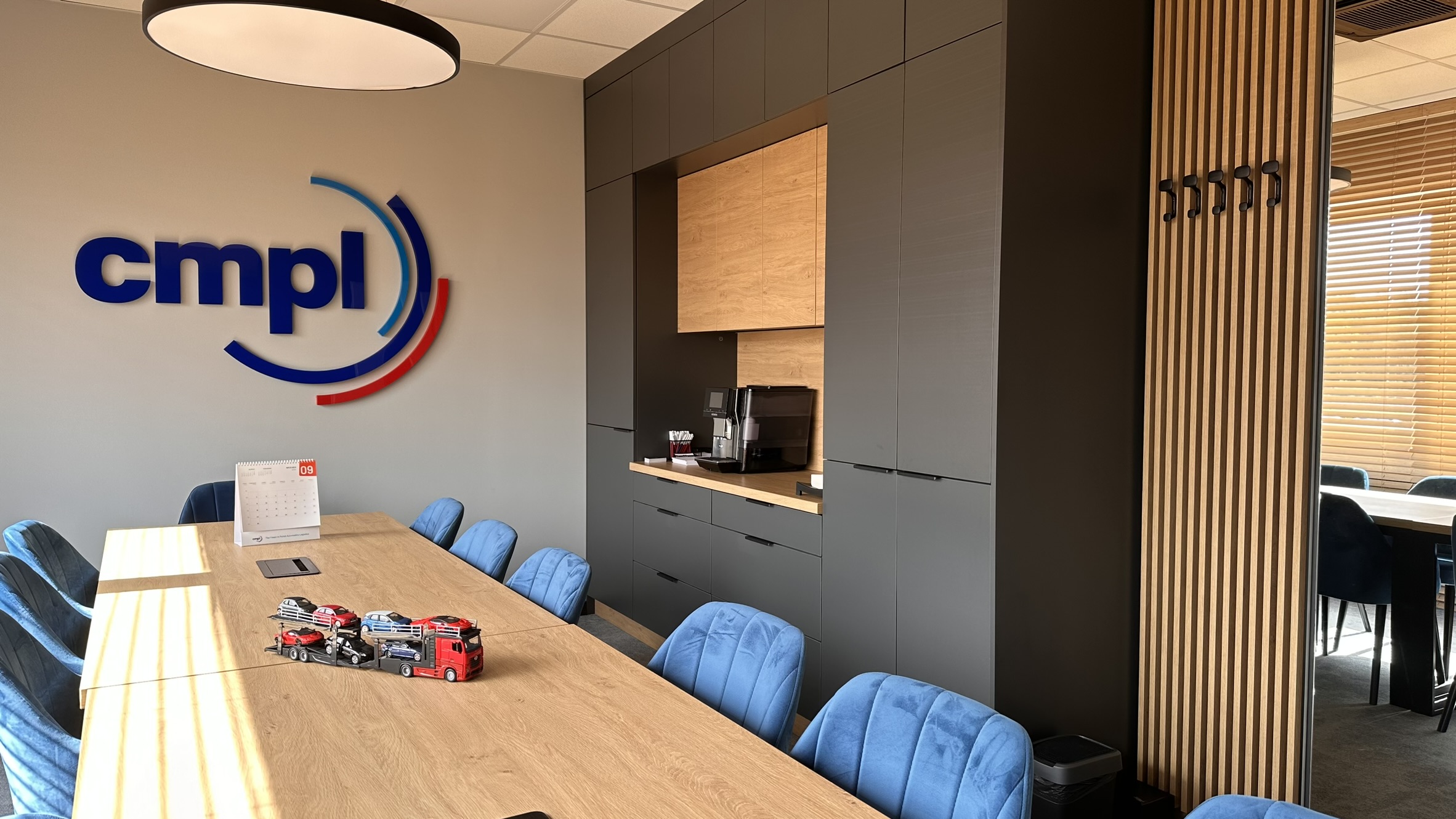 Sala konferencyjna CMPL – duży stół i wygodne krzesła.