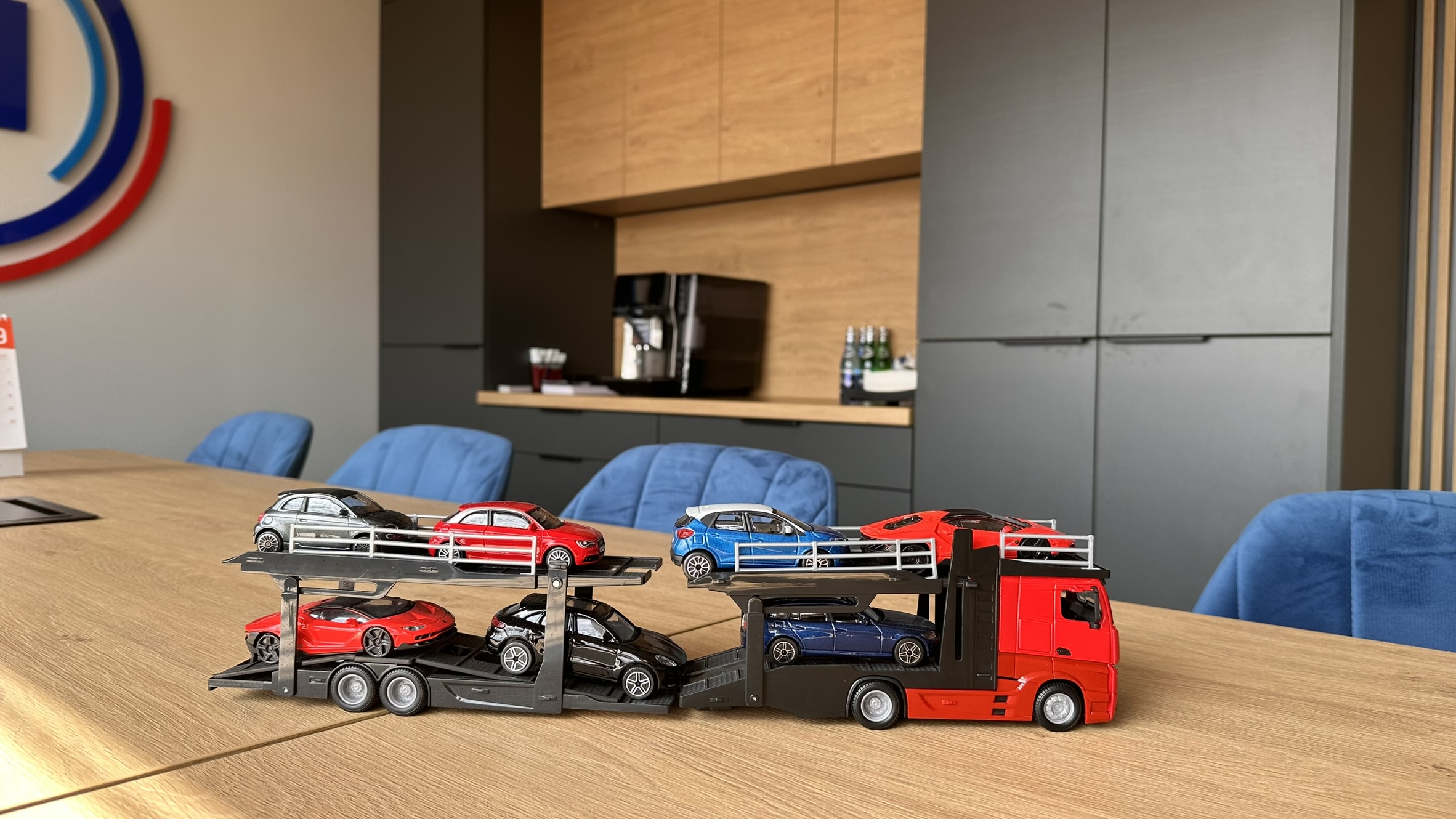 Antracytowy stół konferencyjny z elementami drewnianymi w biurze CMPL