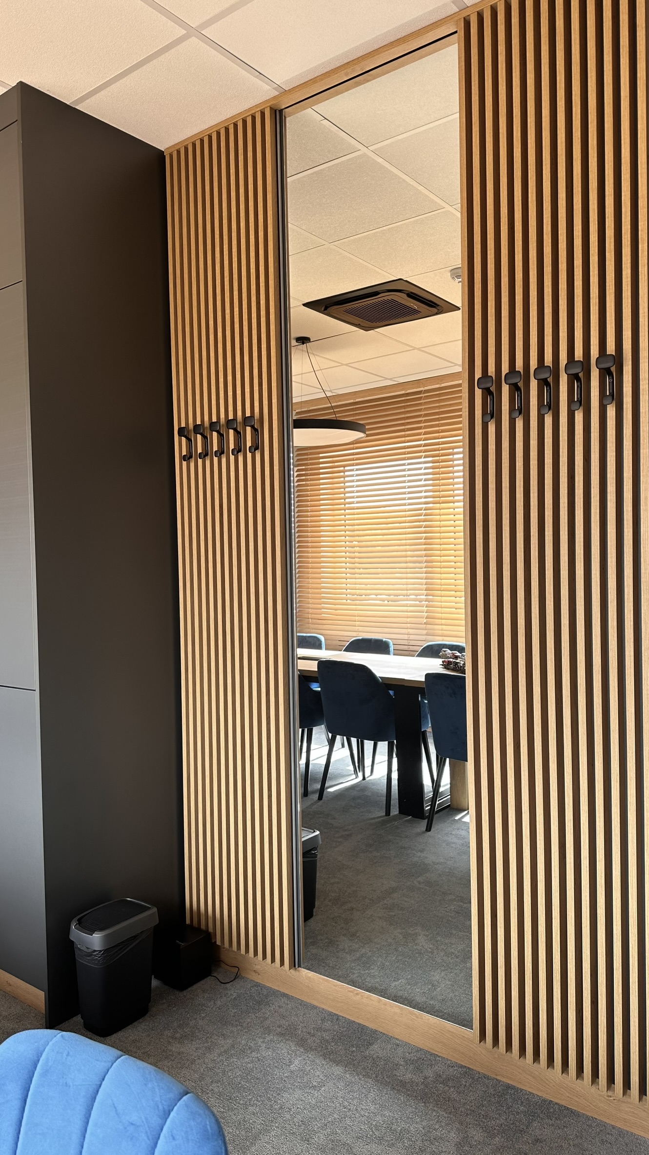 Drewniane lamele i zabudowy w nowoczesnym biurze CMPL