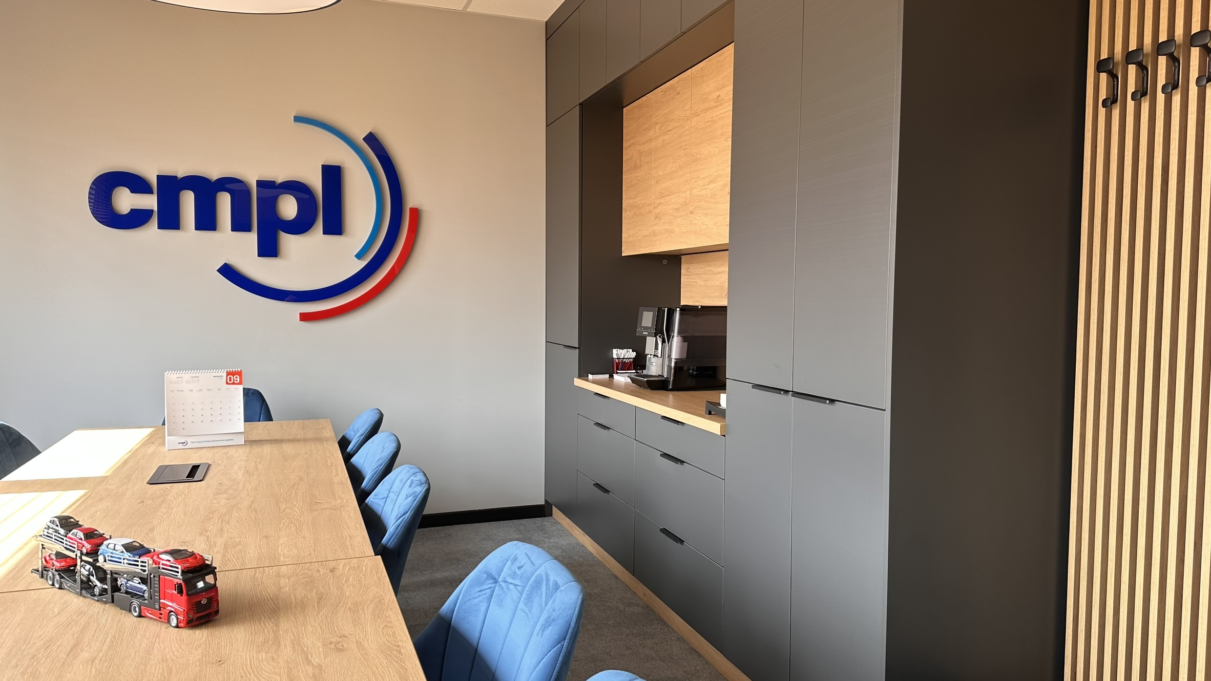 Kuchnia biurowa w biurach CMPL – nowoczesne meble na wymiar