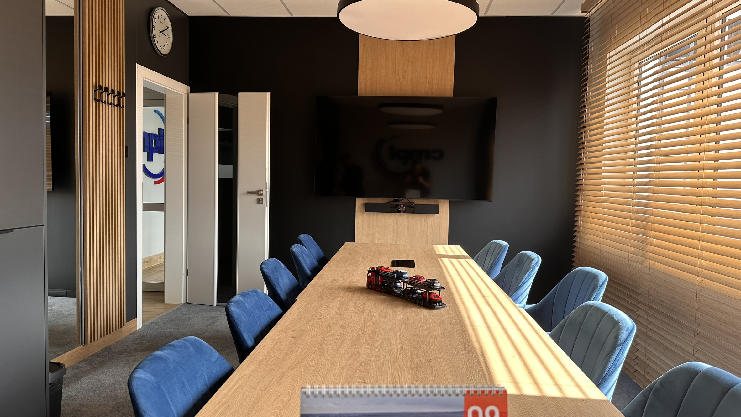 Funkcjonalna zabudowa biurowa w odcieniach antracytu i drewna