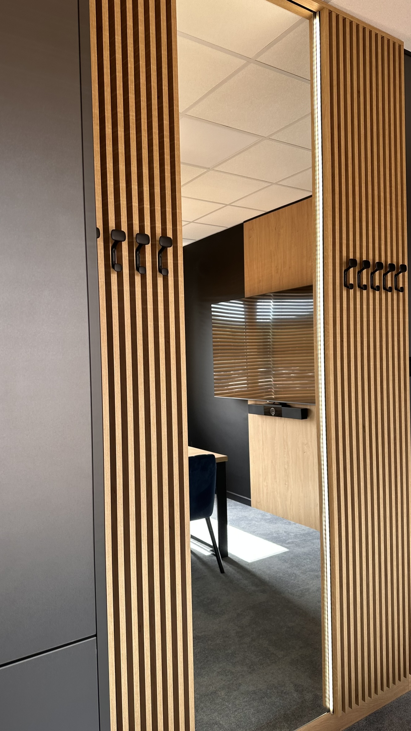 Drewniane lamele i zabudowy w nowoczesnym biurze CMPL