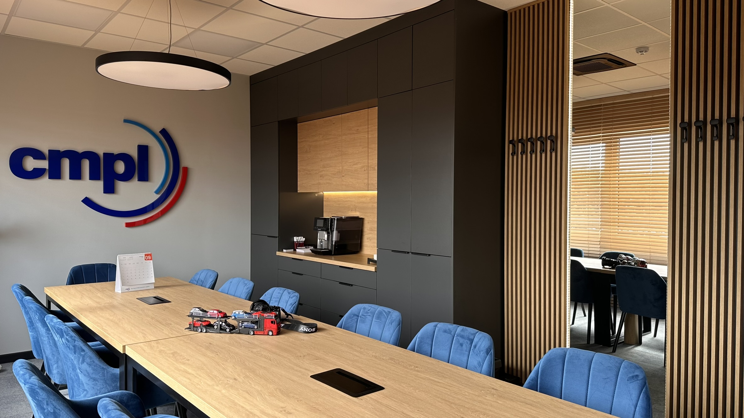 Sala konferencyjna w biurach CMPL – elegancja i ergonomia w jednym