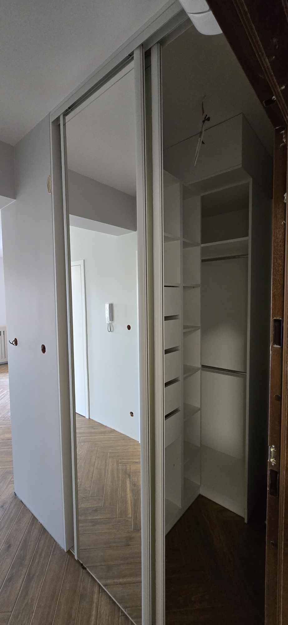 : Garderoba na wymiar – projekt korytarza w Częstochowie.