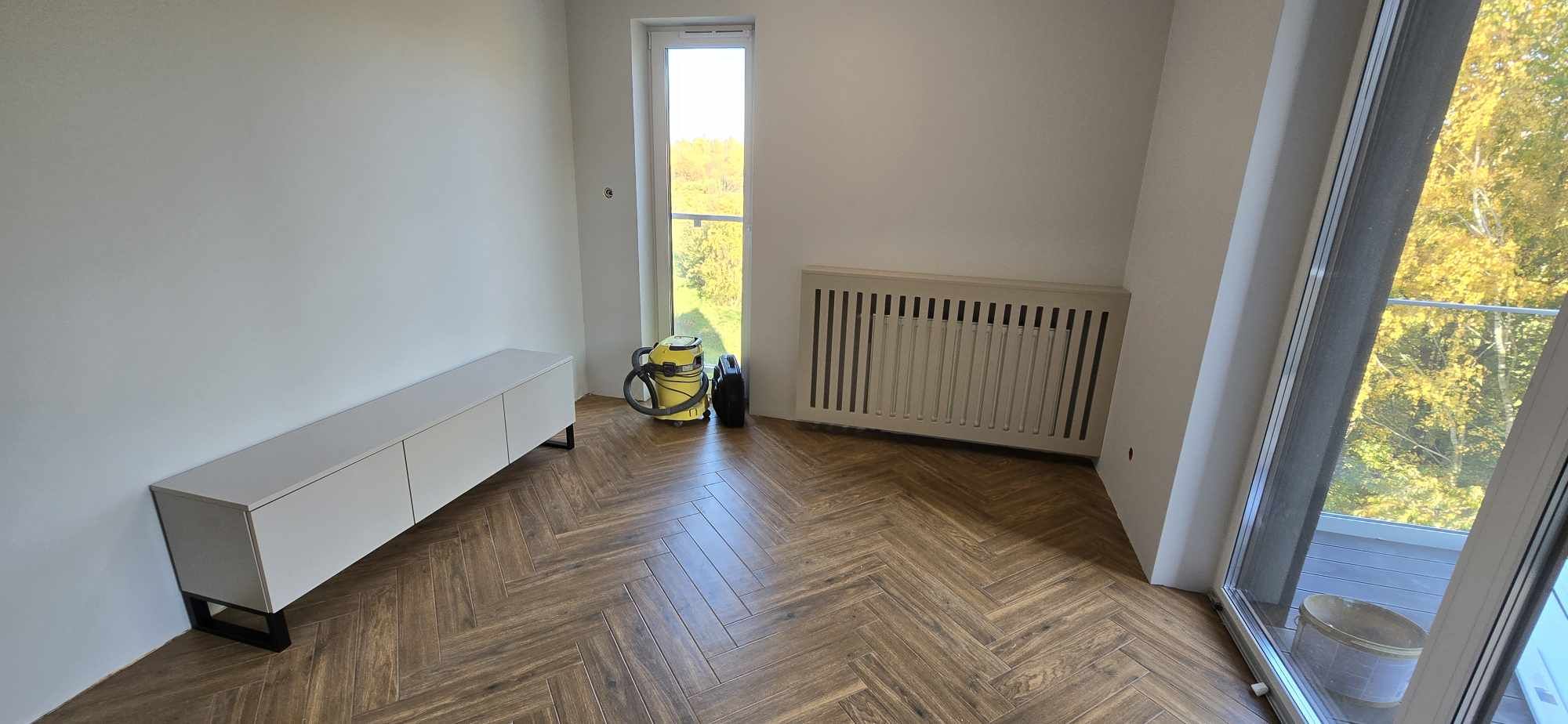 Szafka RTV i zabudowa kaloryfera – eleganckie wnętrze w salonie.