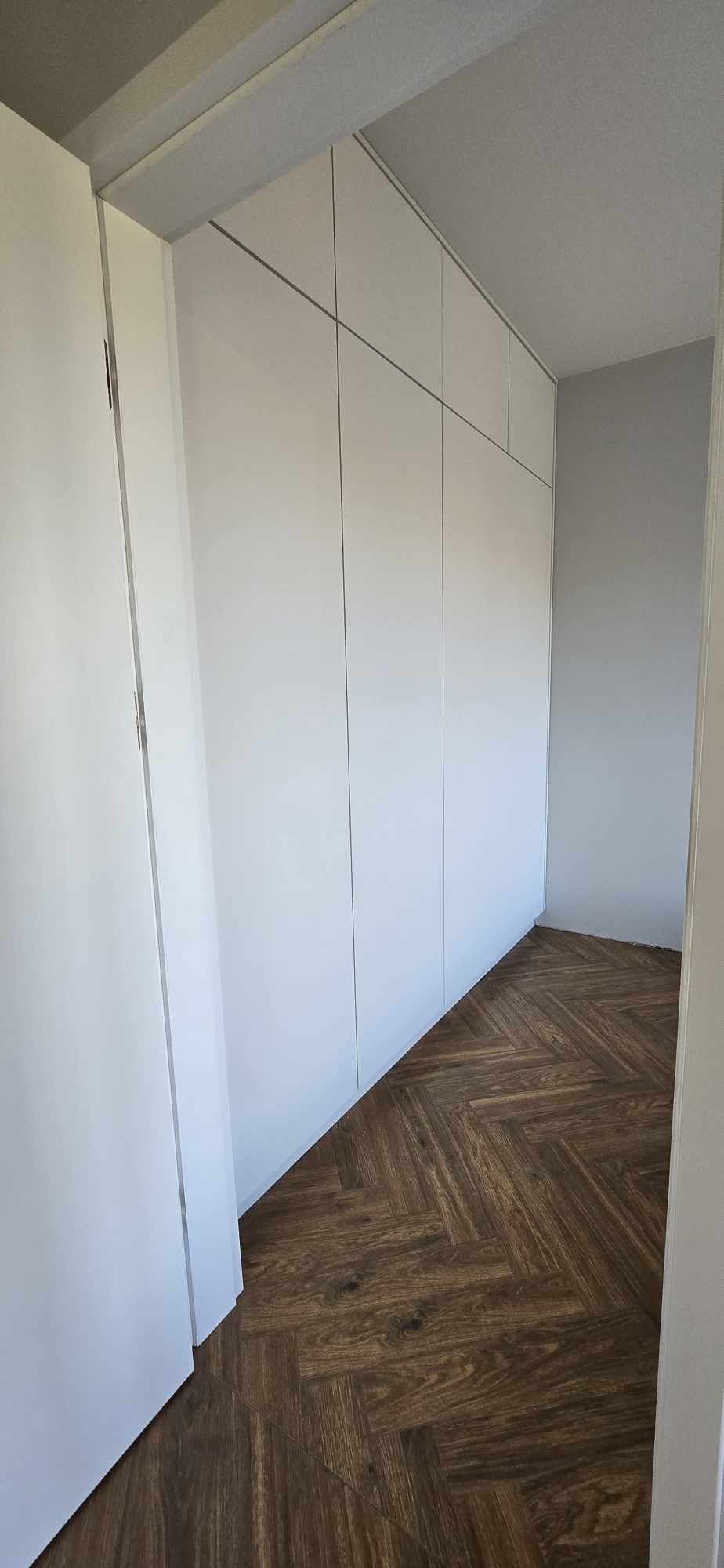 Pojemna szafa w sypialni – funkcjonalność i estetyka.