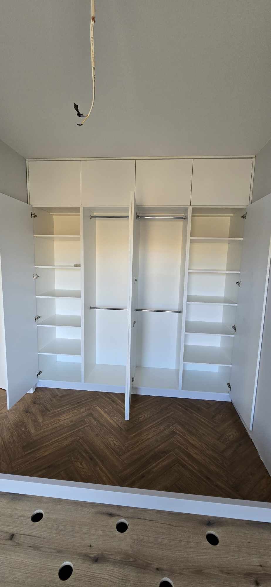 Pojemna szafa w sypialni – funkcjonalność i estetyka.